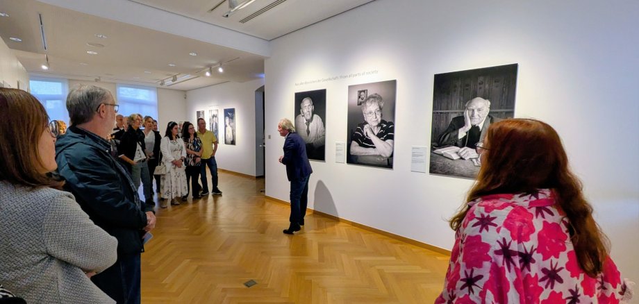 Fotograf Stefan Hanke gibt eine Einführung in "KZ überlebt" bei der Vernissage