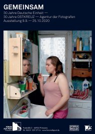 Ausstellungsplakat "Gemeinsam – 30 Jahre Deutsche Einheit – 30 Jahre OSTKREUZ-Agentur der Fotografen" im Forum ALTE POST