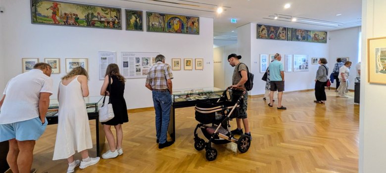 Besucher bei der Vernissage von "Es war einmal... Die Brüder Grimm und ihre Märchenwelt"
