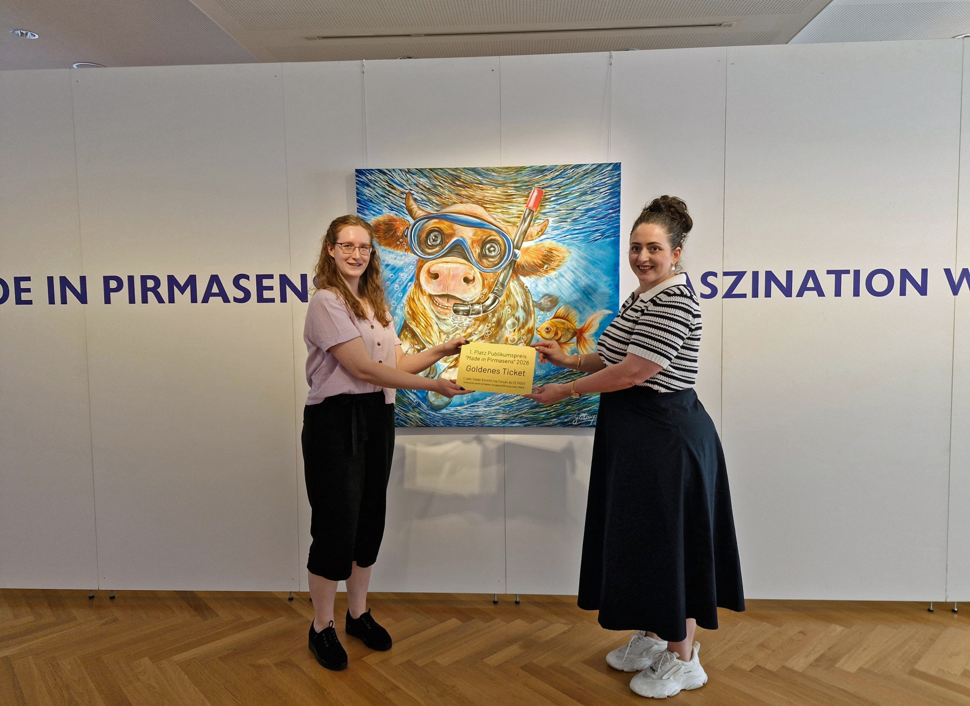 Platz 1 beim Publikumspreis: Marianne Bonert mit ihrem Kunstwerk „Hildegart macht blau“ (v. l.: Lara Winona Basso, Marianne Bonert)