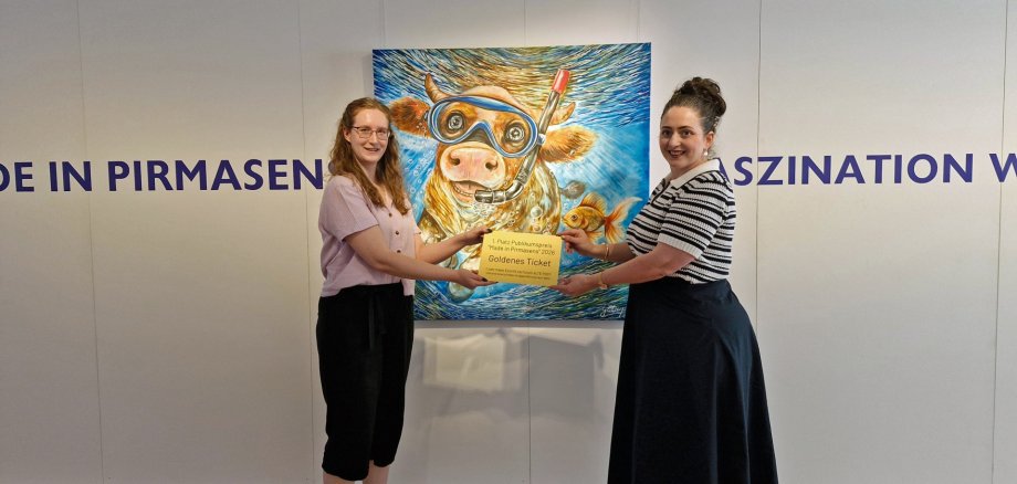 Platz 1 beim Publikumspreis: Marianne Bonert mit ihrem Kunstwerk „Hildegart macht blau“ (v. l.: Lara Winona Basso, Marianne Bonert)