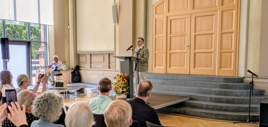 Herr Lauer von der Brüder Grimm Gesellschaft führt in die Ausstellung ein