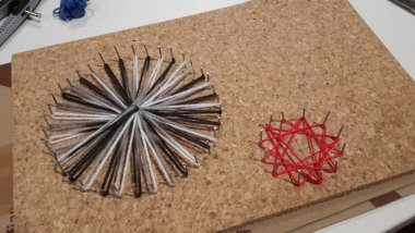 Reliefkunst Faden und Nagel
