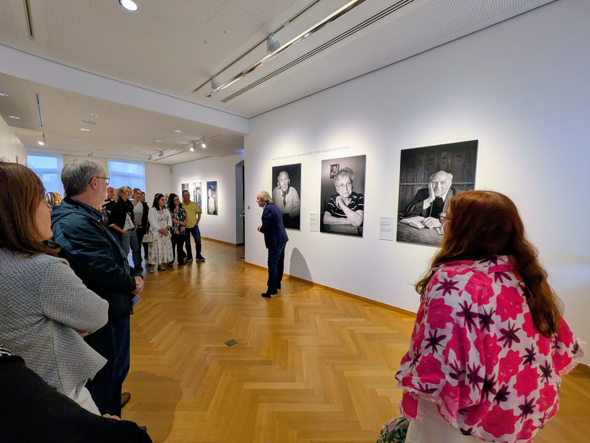 Fotograf Stefan Hanke gibt eine Einführung in "KZ überlebt" bei der Vernissage