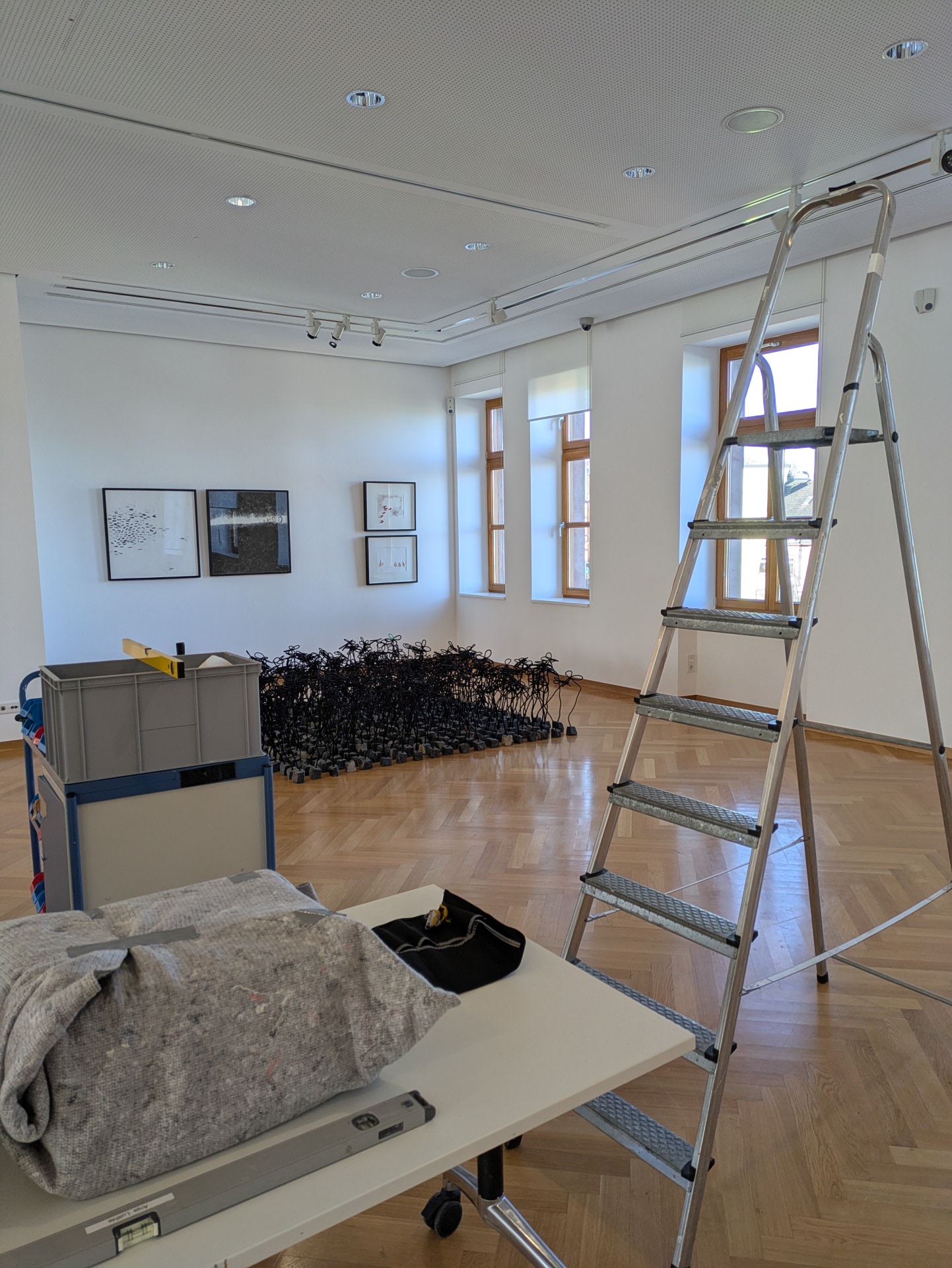 Aufbau zur Ausstellung "KUNST-STOFF"