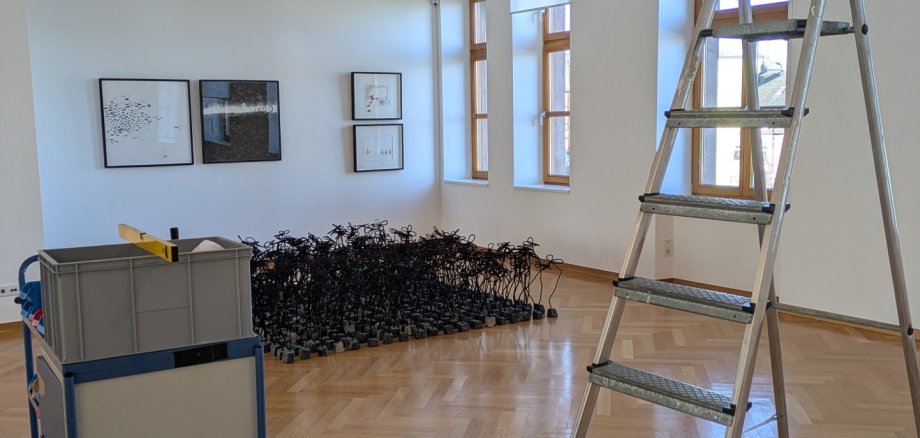 Aufbau zur Ausstellung "KUNST-STOFF"