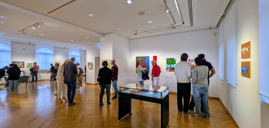 Besucher bei der Vernissage von "Made in Pirmasens"