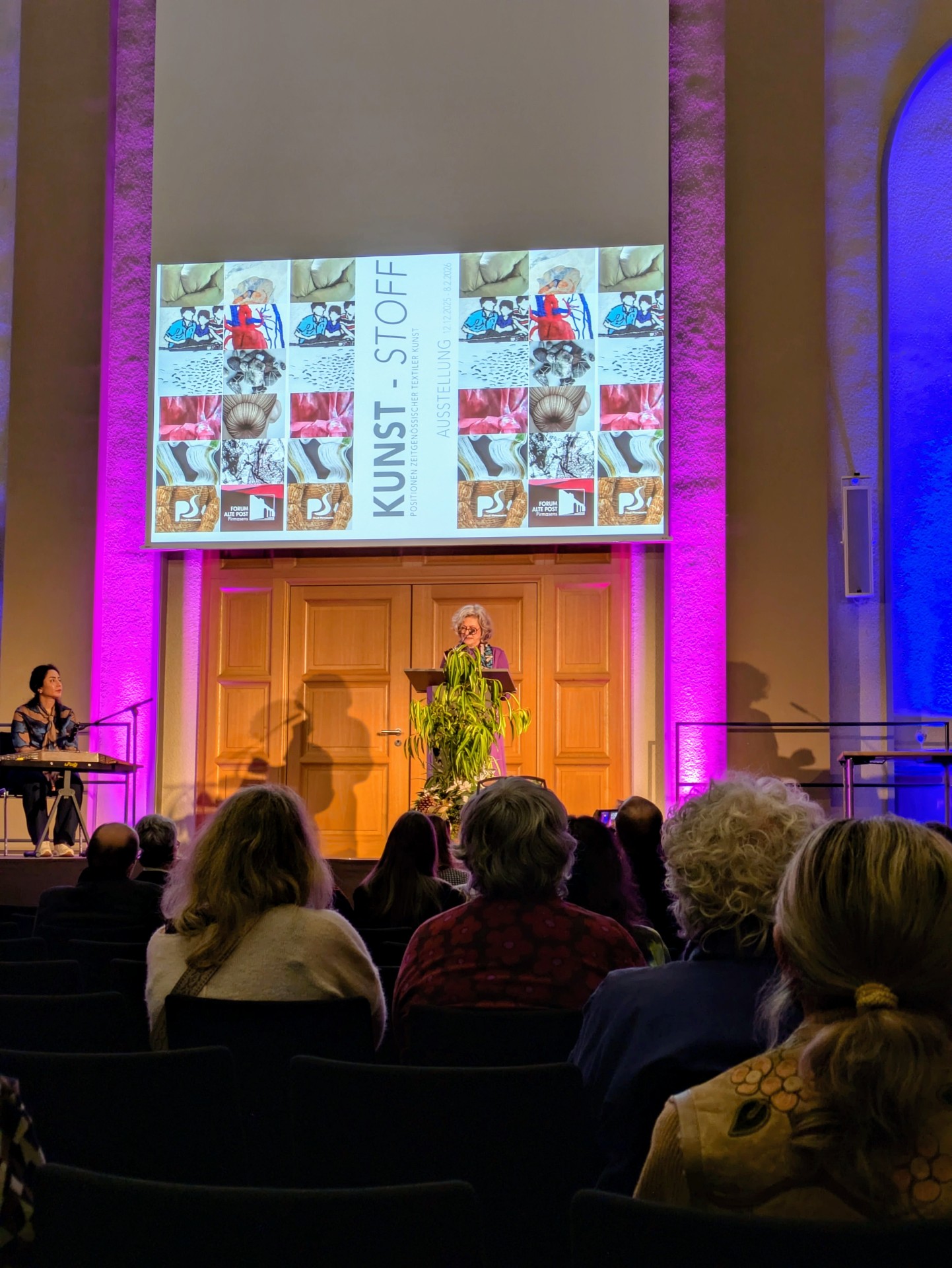 Kuratorin Christina Körner bei der Ausstellungseröffnung Kuratorin Christina Körner bei der Ausstellungseröffnung