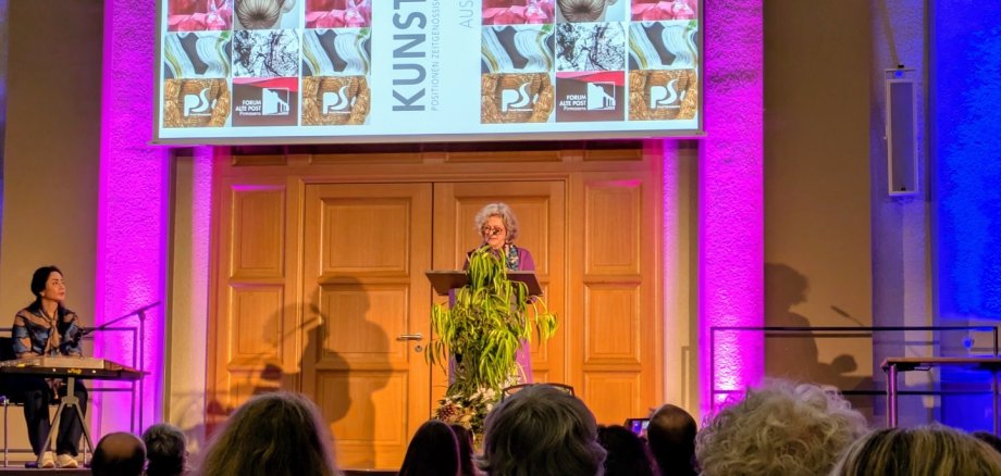 Kuratorin Christina Körner bei der Ausstellungseröffnung