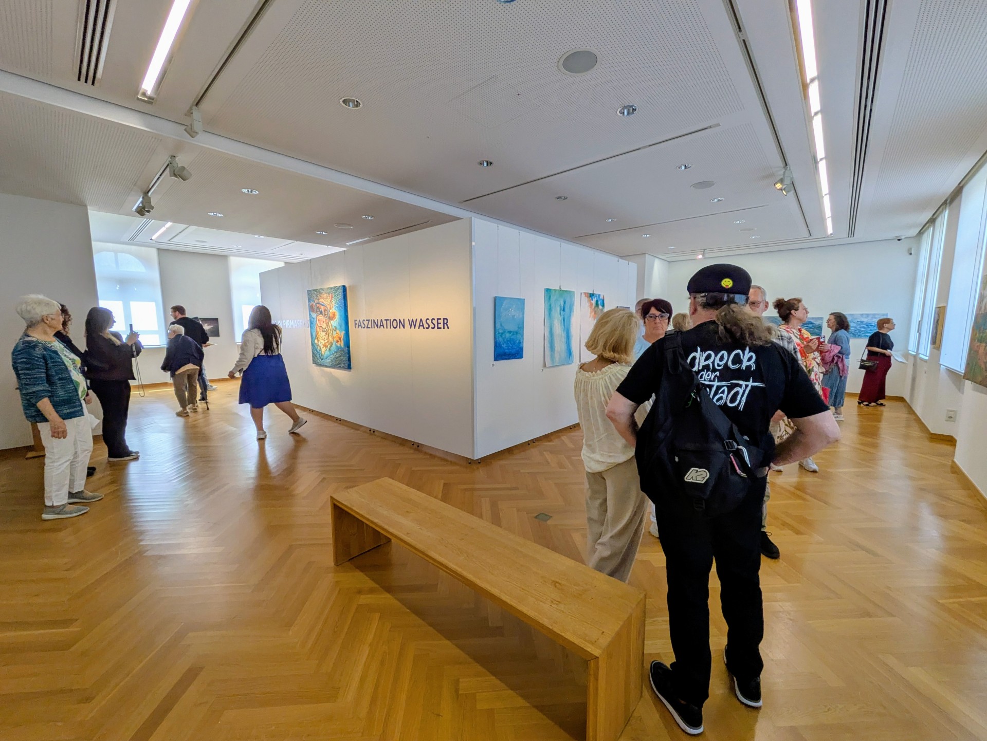 Besucher der Vernissage in der Ausstellung "Made in Pirmasens" im Forum ALTE POST