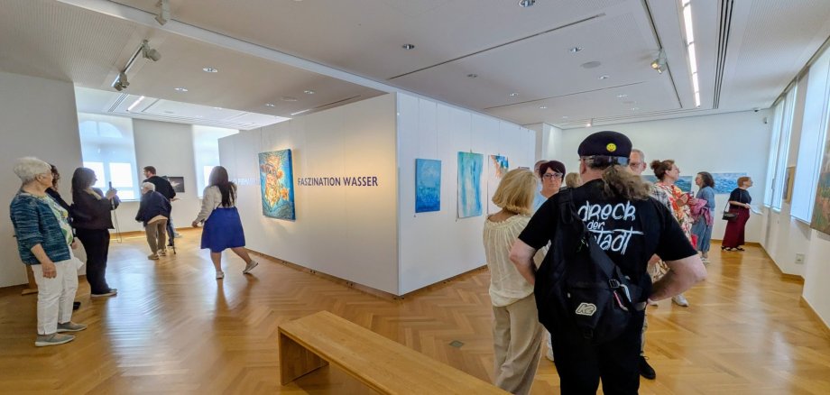 Besucher der Vernissage in der Ausstellung "Made in Pirmasens" im Forum ALTE POST