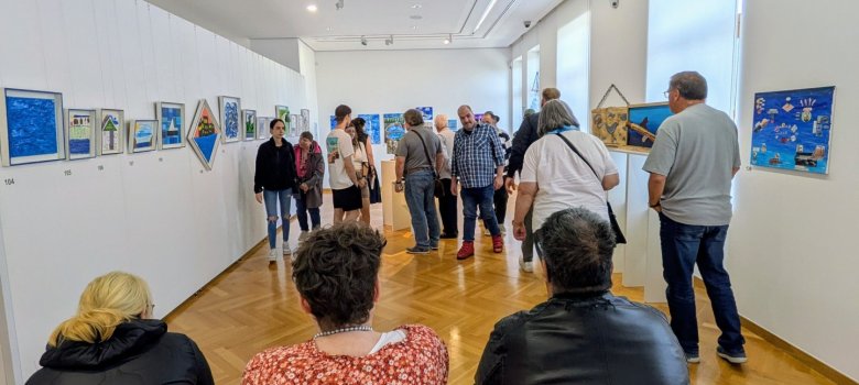 Besucher bei der Vernissage von "Made in Pirmasens" im Forum ALTE POST