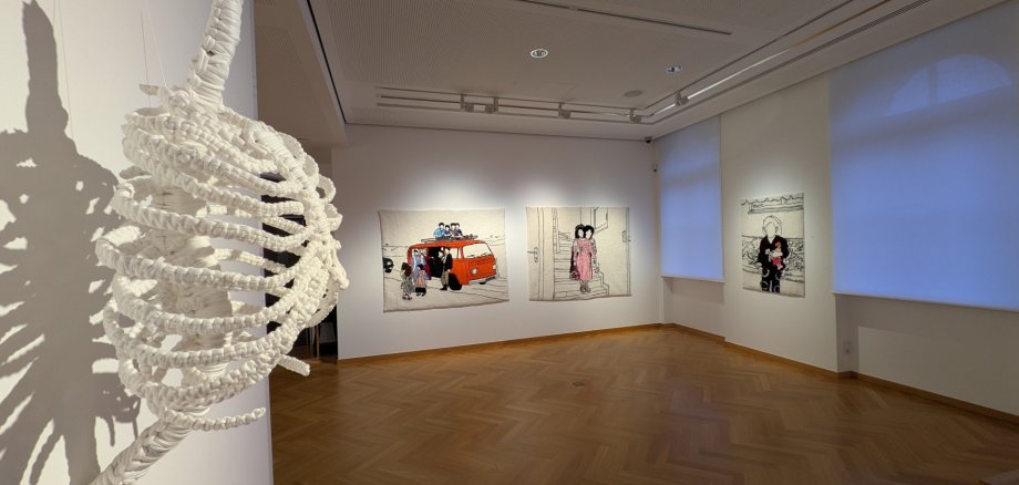 Blick in die Ausstellung "KUNST-STOFF"