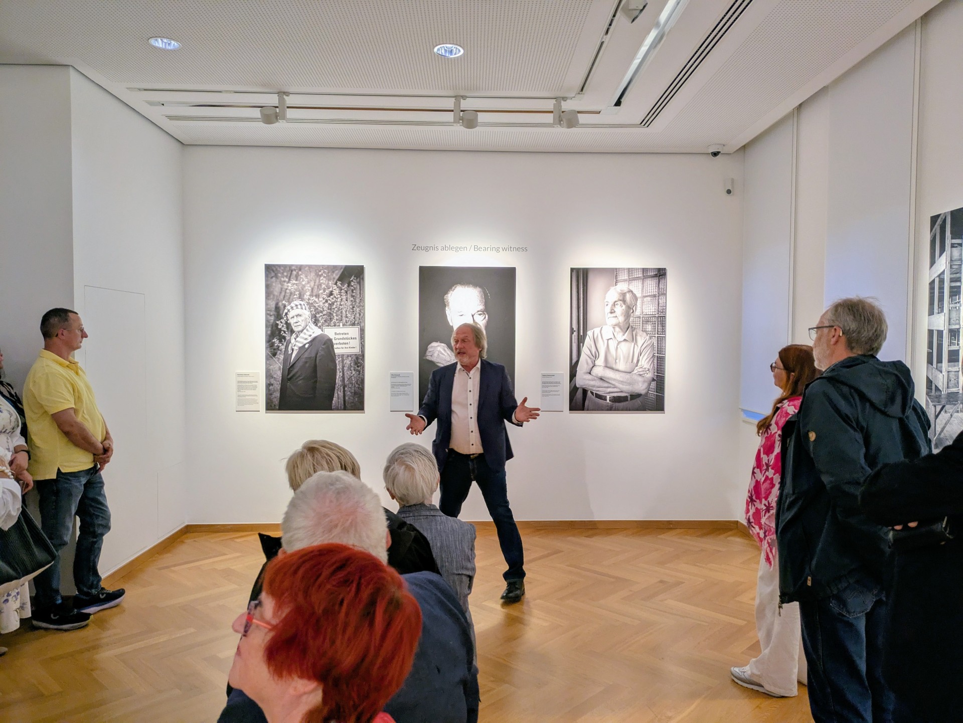 Stefan Hanke (Bildmitte) bei einer Führung Stefan Hanke (Bildmitte) bei einer Führung