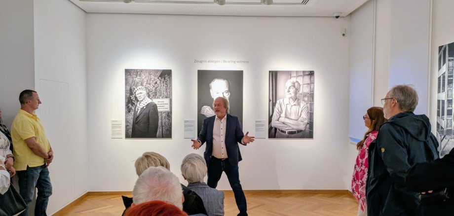 Stefan Hanke (Bildmitte) bei einer Führung