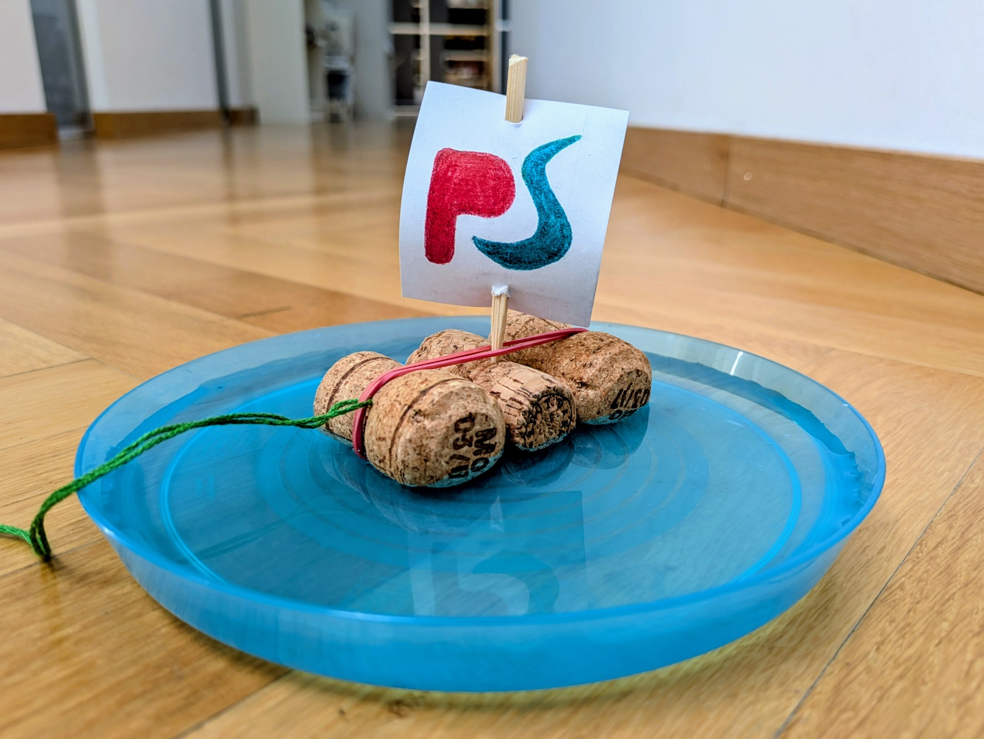 Schiff aus Korken mit PS-Logo