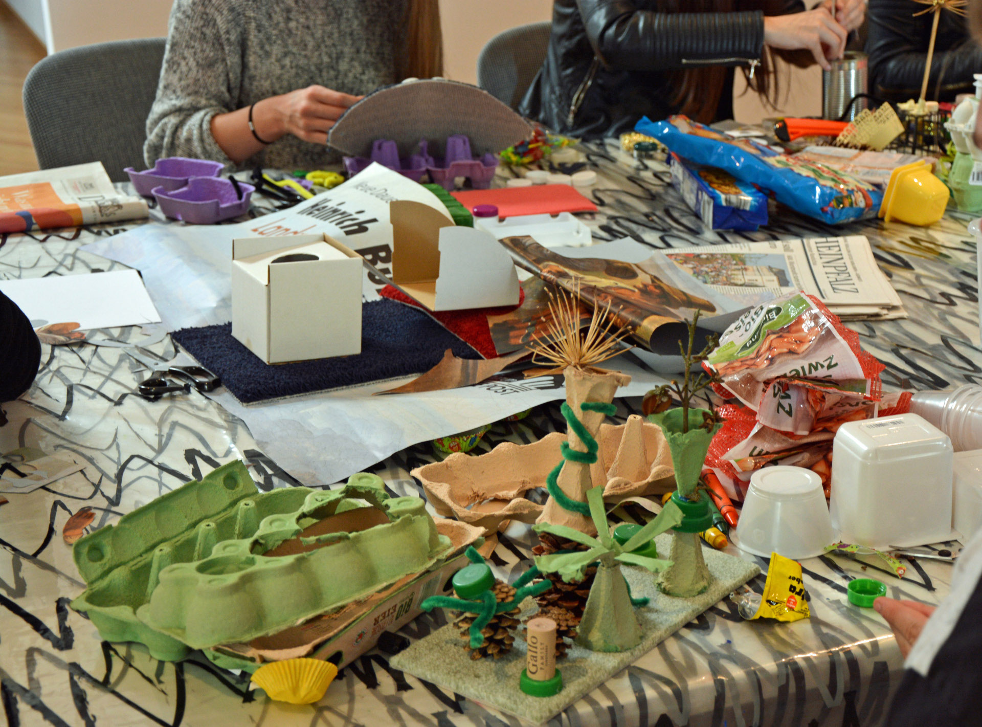 Basteln mit Upcycling-Materialien beim kreativen Ferientag im Forum ALTE POST Basteln mit Upcycling-Materialien beim kreativen Ferientag im Forum ALTE POST