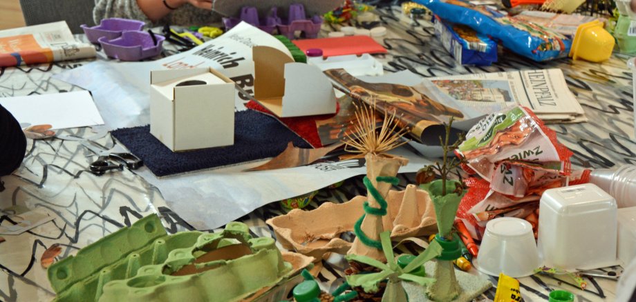 Basteln mit Upcycling-Materialien beim kreativen Ferientag im Forum ALTE POST 