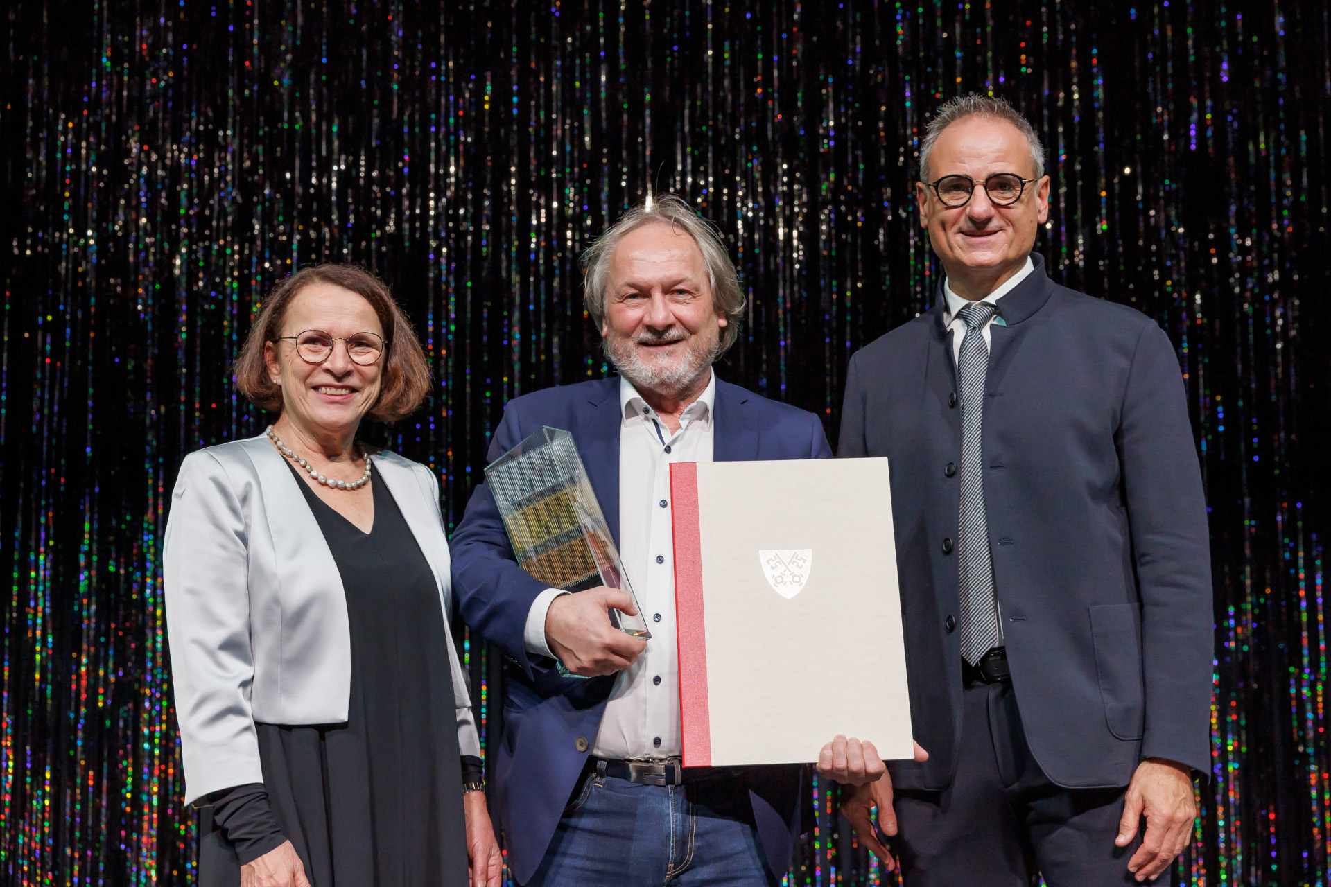 Bei der Kulturpreisverleihung der Stadt Regensburg (Oberbürgermeisterin Gertrud Maltz-Schwarzfischer, Stefan Hanke, Kulturreferent Wolfgang Dersch - v.l.n.r.) Bei der Kulturpreisverleihung der Stadt Regensburg (Oberbürgermeisterin Gertrud Maltz-Schwarzfischer, Stefan Hanke, Kulturreferent Wolfgang Dersch - v.l.n.r.)