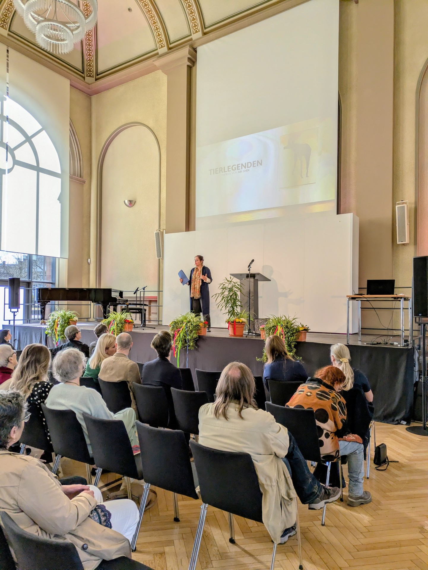 Katja Ritter gibt einen Einführung in das Werk von Abi Shek Katja Ritter gibt einen Einführung in das Werk von Abi Shek