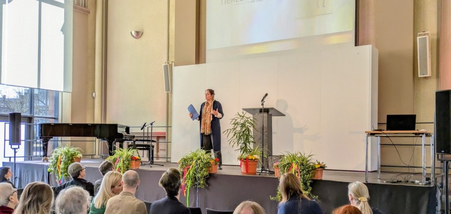 Katja Ritter gibt einen Einführung in das Werk von Abi Shek Katja Ritter gibt einen Einführung in das Werk von Abi Shek