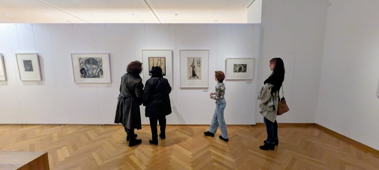 Besucher bei der Vernissage vor den Kunstwerken aus Reutlingen Besucher bei der Vernissage vor den Kunstwerken aus Reutlingen