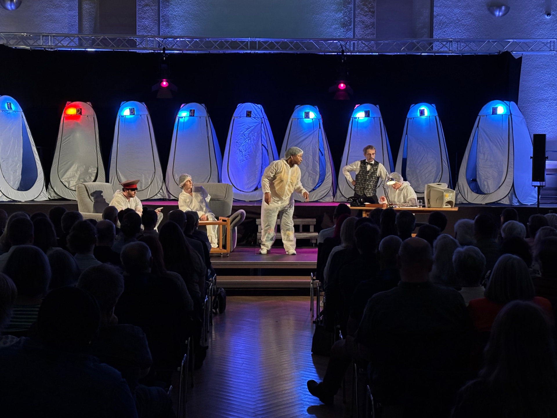 „Der Sarkophag“ von Wladimir Gubarew in einer Inszenierung des AKT (Armes Kreatives Theater) im Forum ALTE POST in Pirmasens „Der Sarkophag“ von Wladimir Gubarew in einer Inszenierung des AKT (Armes Kreatives Theater) im Forum ALTE POST in Pirmasens
