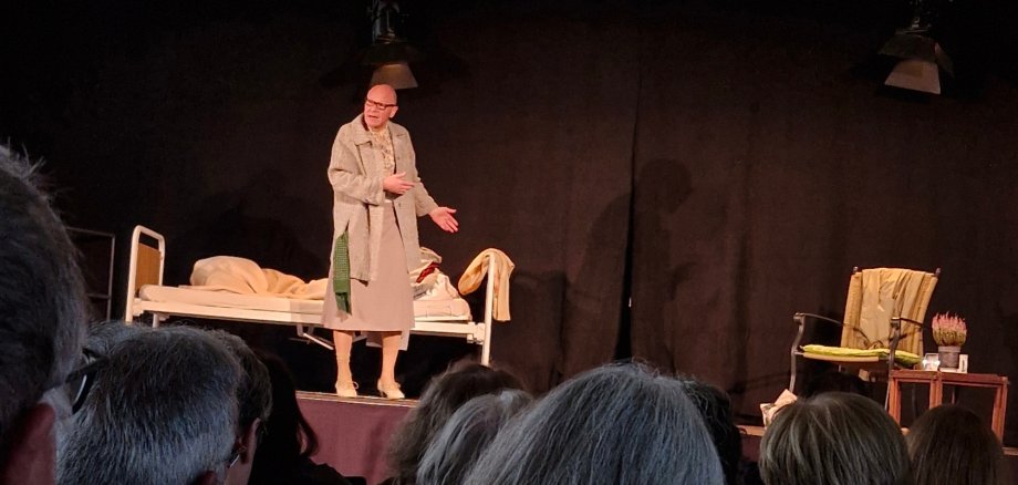 Achim Conrad im Theaterstück „Du bist meine Mutter“ am 26. April 2025 im Forum ALTE POST in Pirmasens
