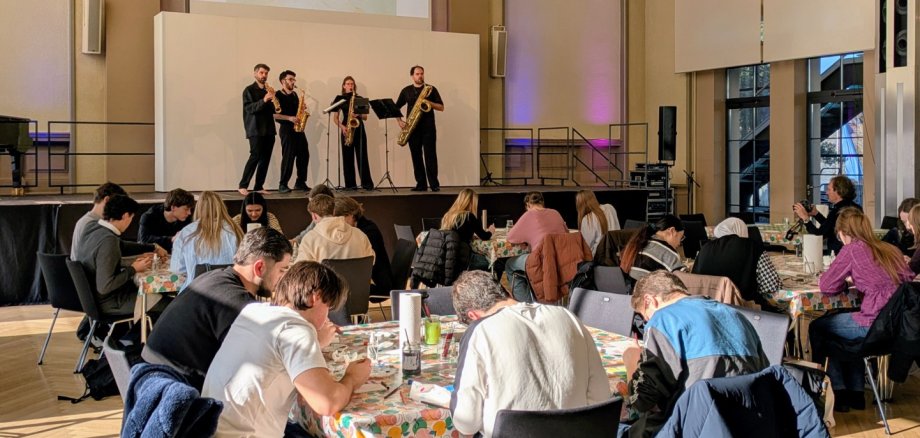 Hör Mal-Konzert mit dem Arcis Saxophon Quartett und einer Oberstufen-Klasse Hör Mal-Konzert mit dem Arcis Saxophon Quartett und einer Oberstufen-Klasse