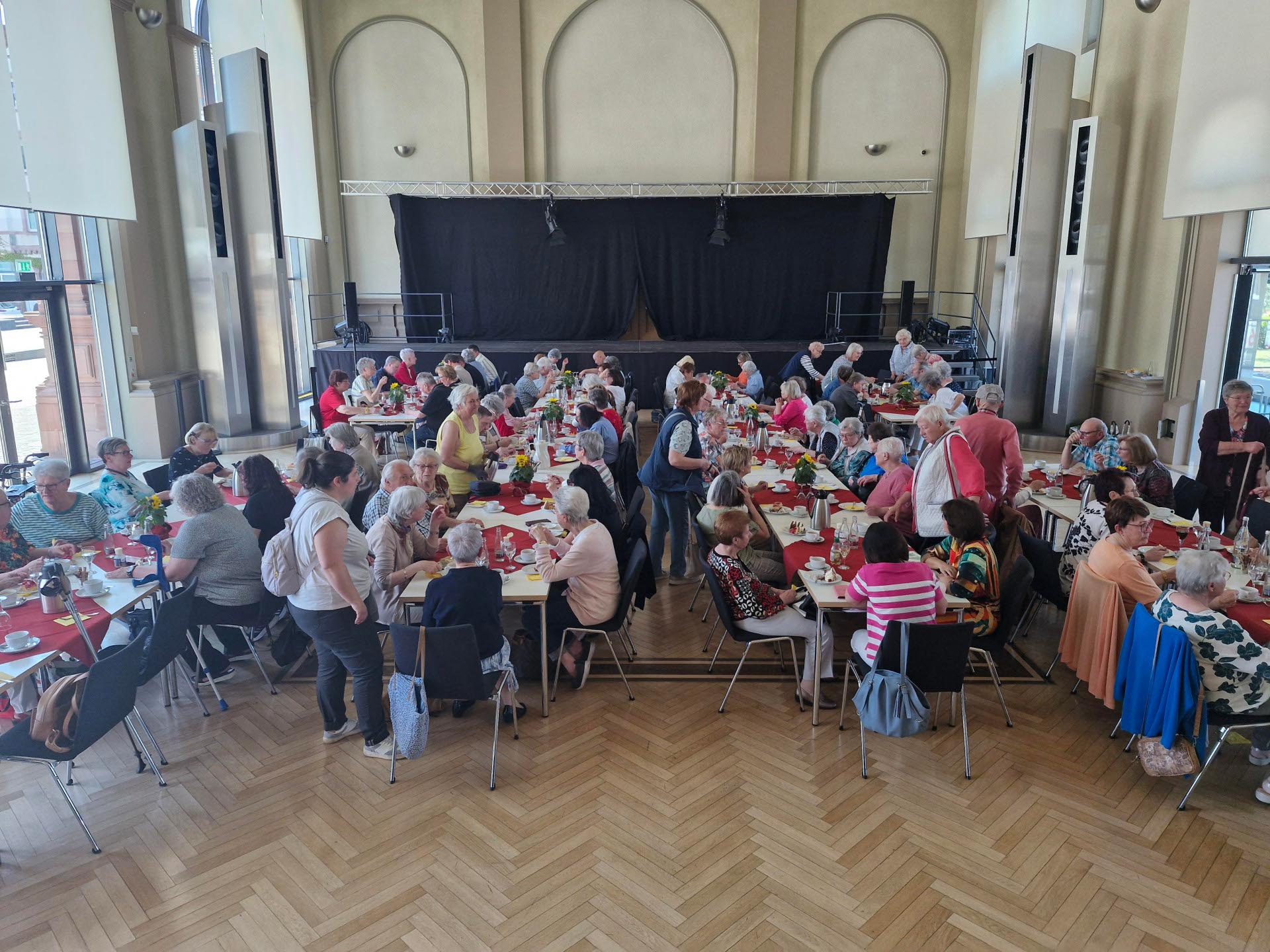 Vergnügtes Beisammensein der Gäste des Seniorencafés am 30. April 2025 im Forum ALTE POST in Pirmasens Vergnügtes Beisammensein der Gäste des Seniorencafés am 30. April 2025 im Forum ALTE POST in Pirmasens