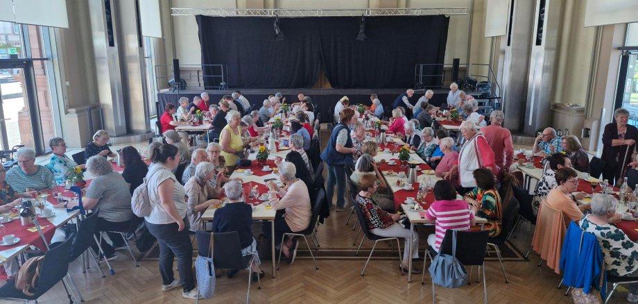 Vergnügtes Beisammensein der Gäste des Seniorencafés am 30. April 2025 im Forum ALTE POST in Pirmasens 