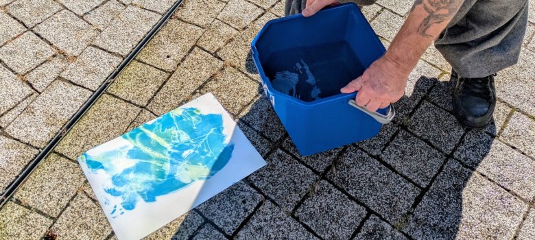 Mit Wasser werden die Cyanotypien entwickelt. Mit Wasser werden die Cyanotypien entwickelt.