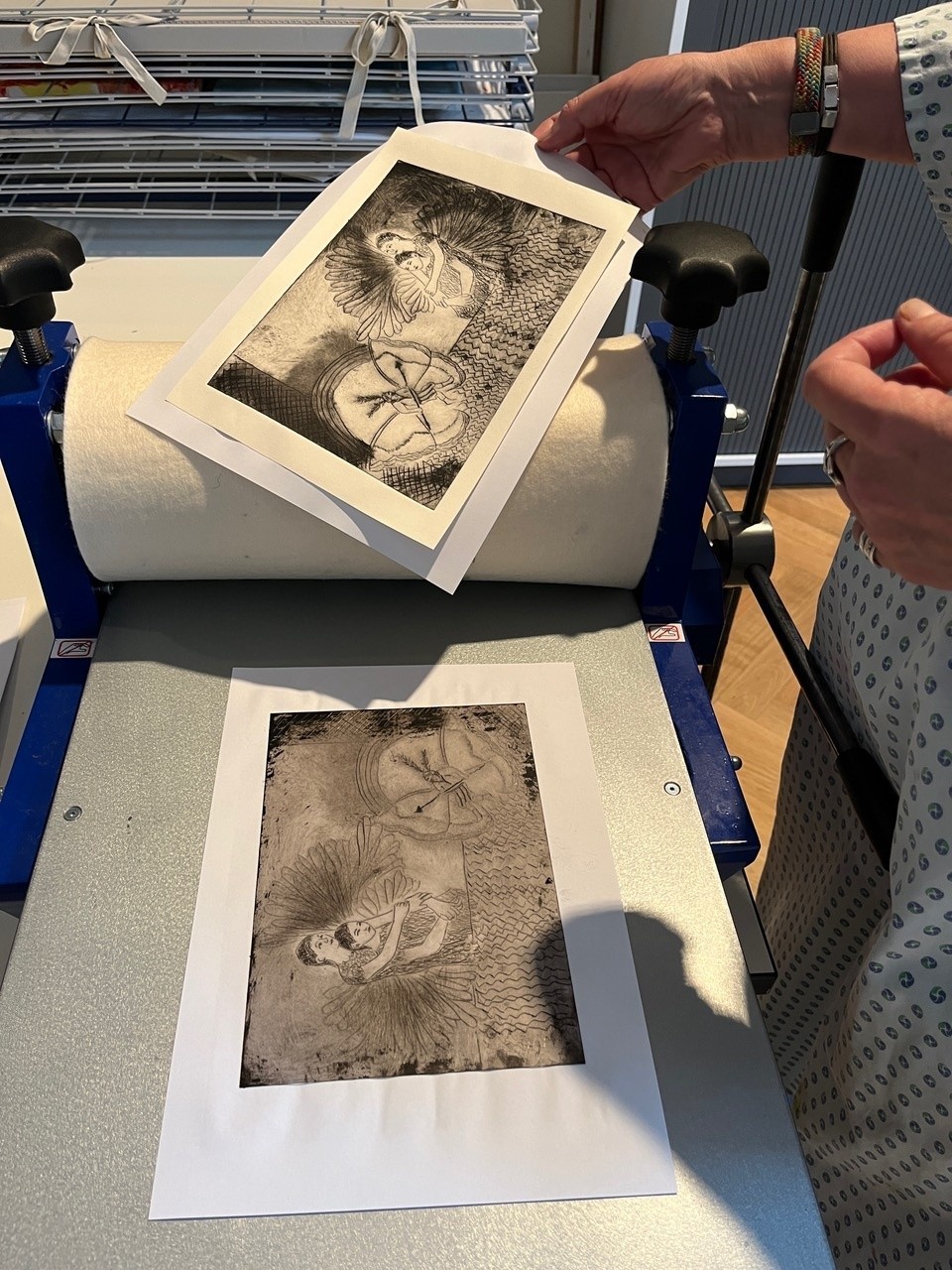 Druckerpresse und Kunstwerk beim Workshop im Forum ALTE POST